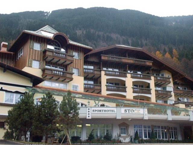 HotelOnMountainRd.jpg (46480 bytes)