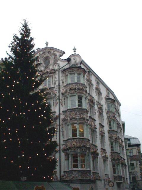 InnsbruckBldgWTree.jpg (36780 bytes)