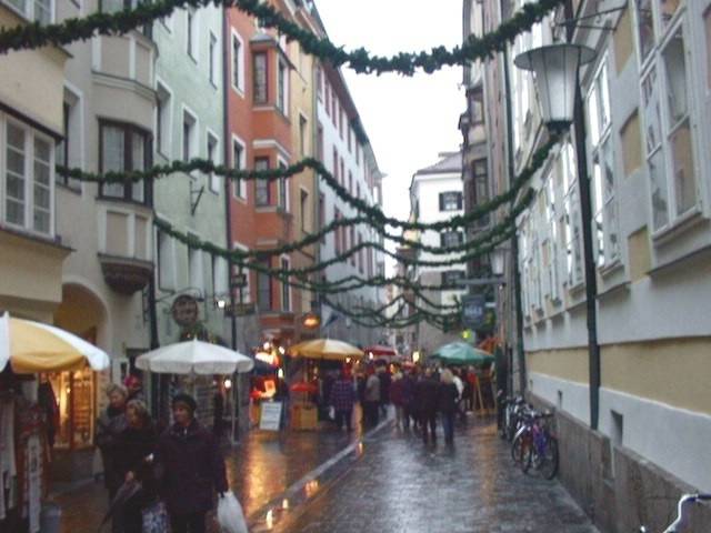 InnsbruckXmasMarket4.jpg (44738 bytes)