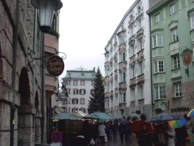 InnsbruckXmasMarkt2.jpg (39309 bytes)