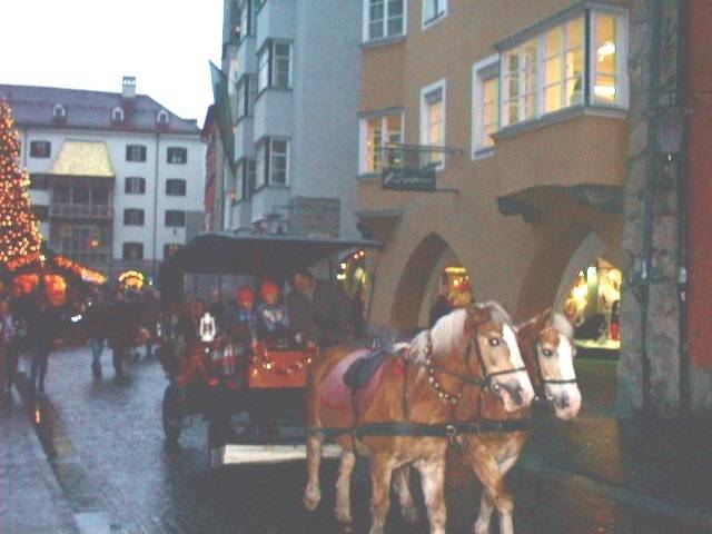 InnsbruckXmasMarktHorses.jpg (36064 bytes)