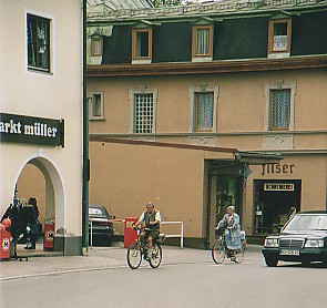 Bavarian Couple on Bikes.jpg (32269 bytes)