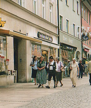 Bavarian Couple.jpg (52352 bytes)