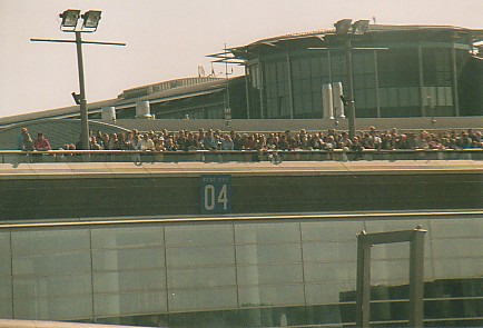 Crowd Waiting on Arrival.jpg (38933 bytes)