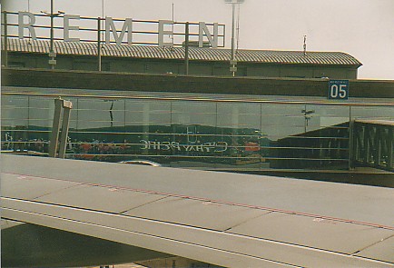 Reflection at Gate in Bremen.jpg (44225 bytes)