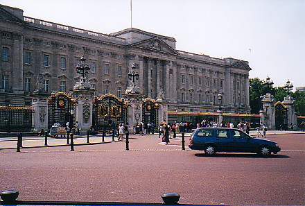 Buckingham Palace.jpg (61023 bytes)