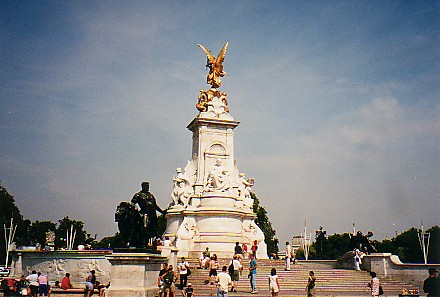 Buckingham Statue.jpg (46038 bytes)