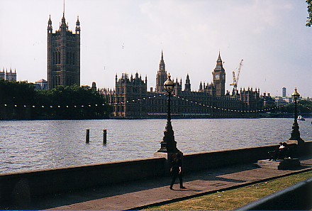 Parliament across Thames.jpg (45878 bytes)