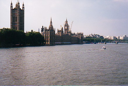 Parliament across Thames2.jpg (46721 bytes)