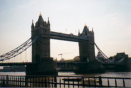 Tower Bridge.jpg (45541 bytes)