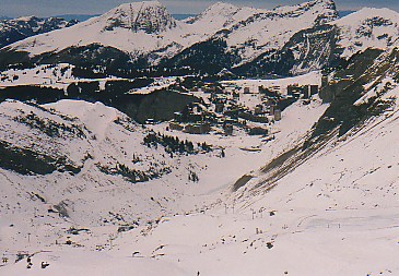 Ski Slope w Town.jpg (51636 bytes)