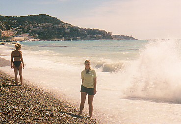 Charly on Beach (Wave Crashing).jpg (33726 bytes)