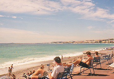 TJ at Nice - Watching Plane.jpg (32411 bytes)