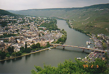 Bernkastel from Castle.jpg (48151 bytes)