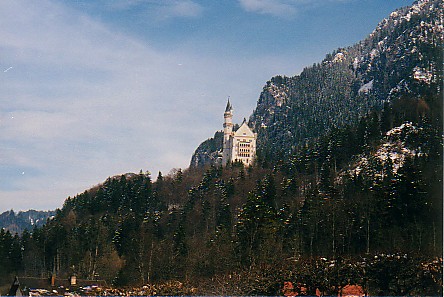 Castle - Neuschwanstein (Distance).jpg (53141 bytes)