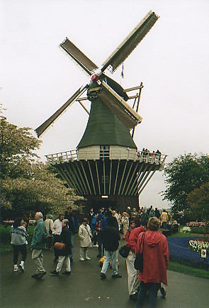 Windmill at Keukenhof.jpg (47296 bytes)