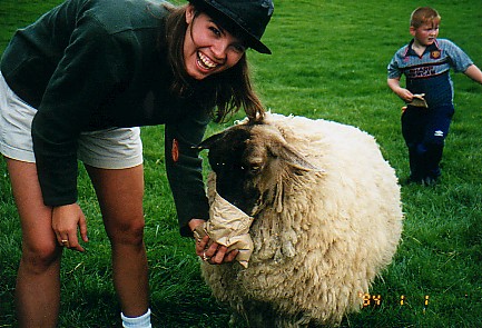 Charly w Fat Sheep.jpg (58555 bytes)