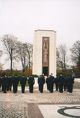 Attention at Memorial.jpg (41313 bytes)