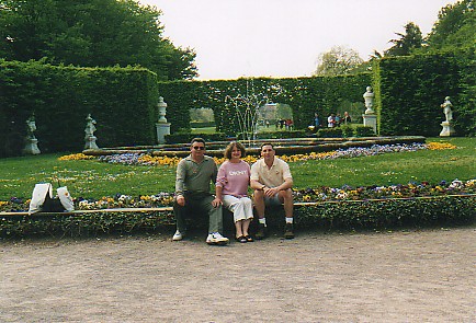 Glenn, Yvonne, TJ in Park.jpg (64684 bytes)