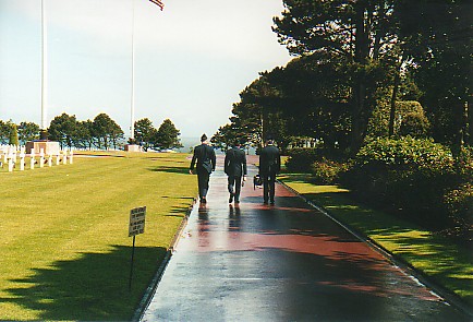 Cemetary - Troops Walking Away.jpg (53051 bytes)