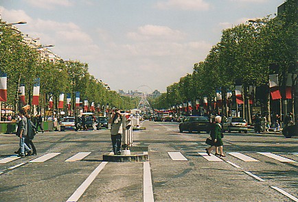 Champs Elysees.jpg (64223 bytes)