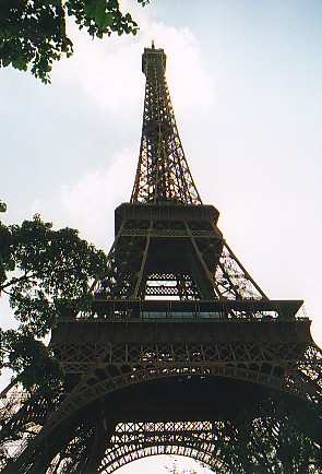 Eifel Tower (Underneath).jpg (52787 bytes)