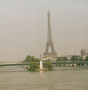 Eifel Tower N Mini Statue of Liberty.jpg (18738 bytes)