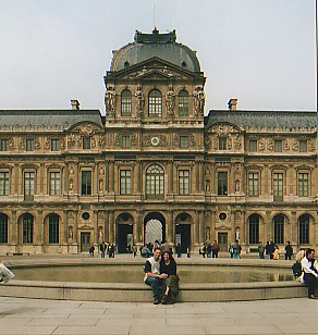 TJ N Charly in Louvre Courtyard.jpg (39897 bytes)