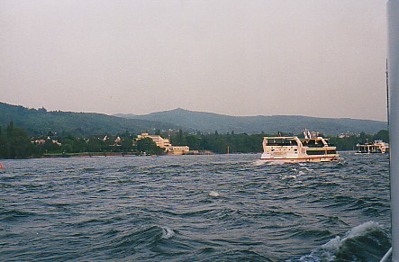 Boat on Rhine.jpg (45453 bytes)