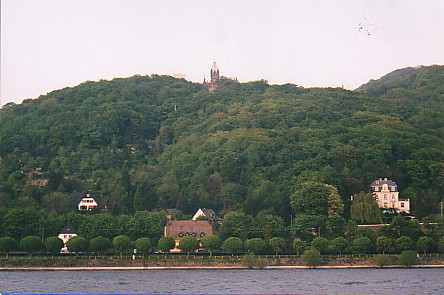 Castle on Rhine2.jpg (46157 bytes)